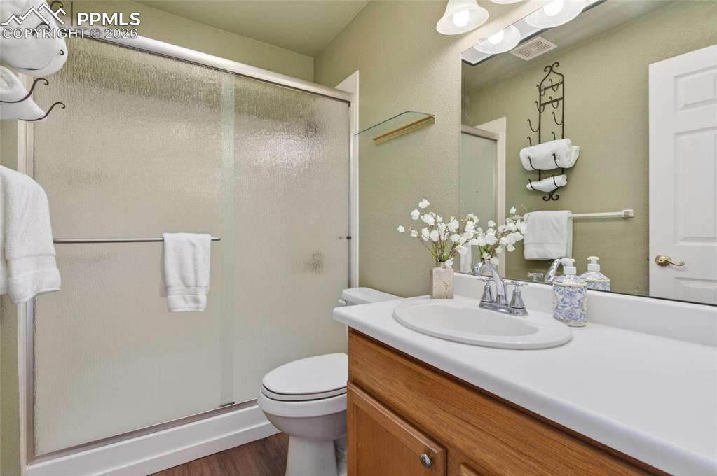 Image 18 of 28: Bathroom