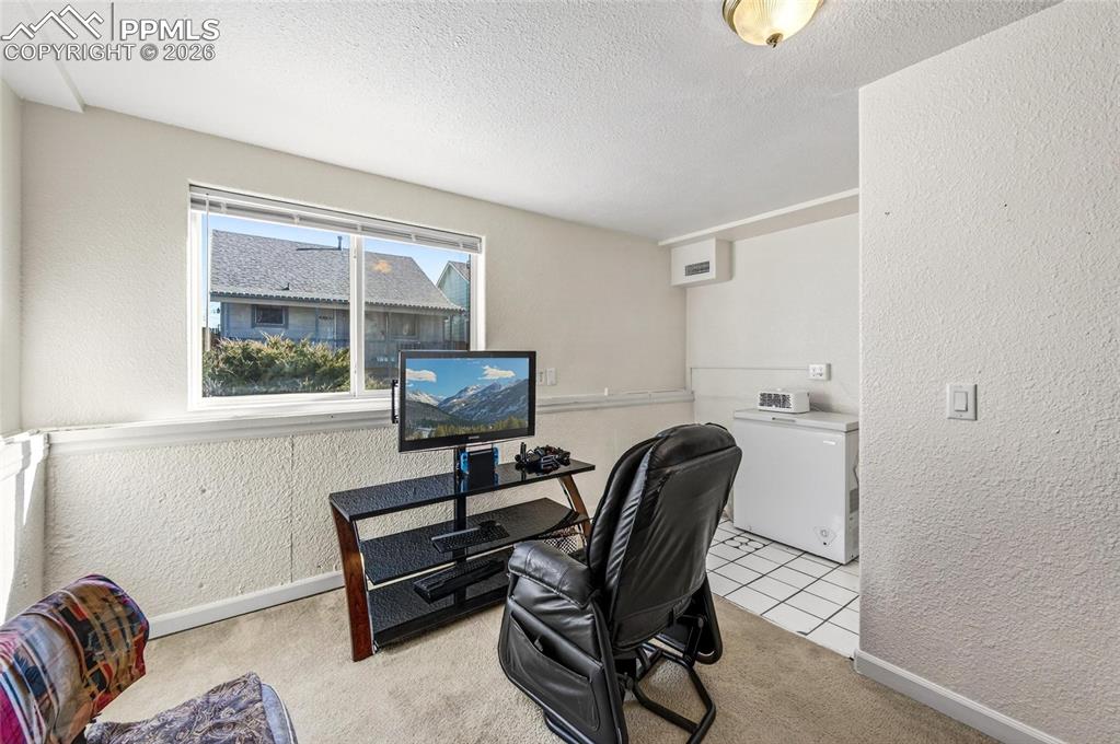 Image 22 of 28: Office