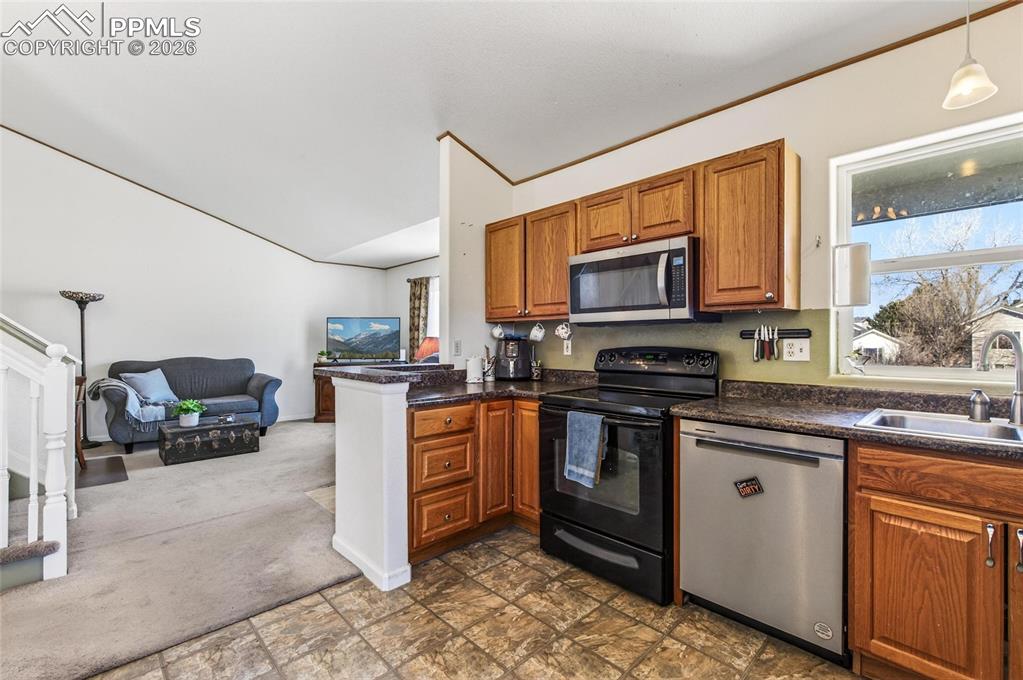 Image 8 of 28: Kitchen