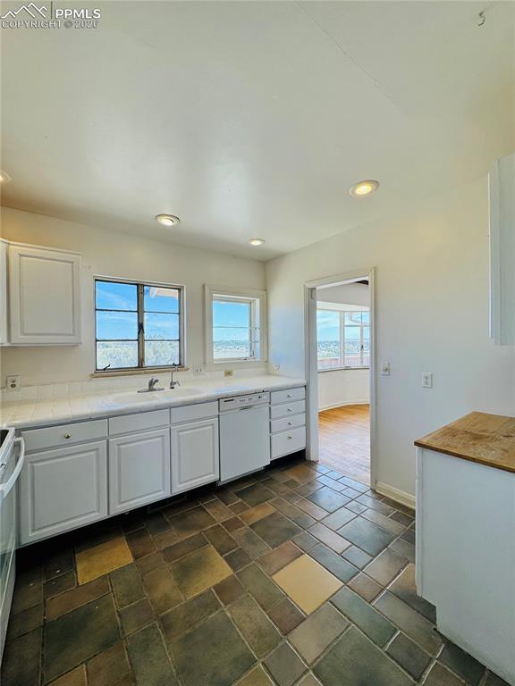 Image 10 of 37: Kitchen