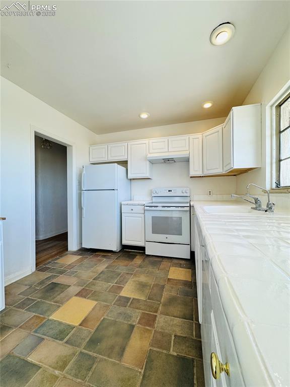 Image 11 of 37: Kitchen