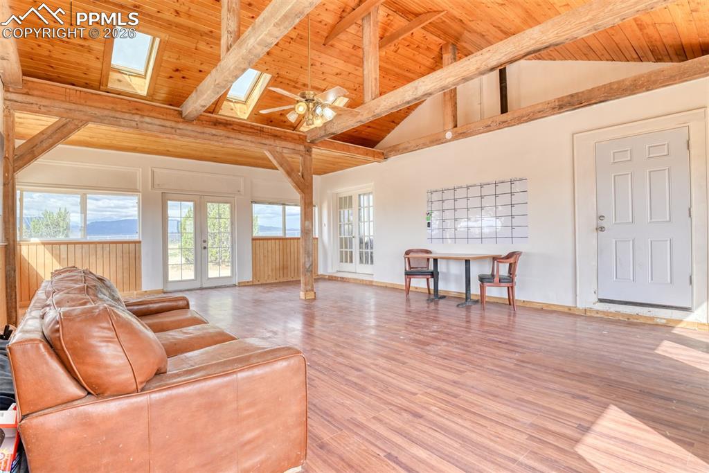 Image 29 of 37: Living Room