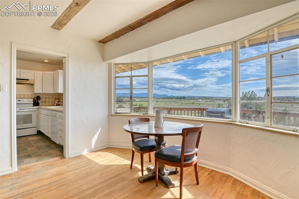 Image 7 of 37: Dining Area