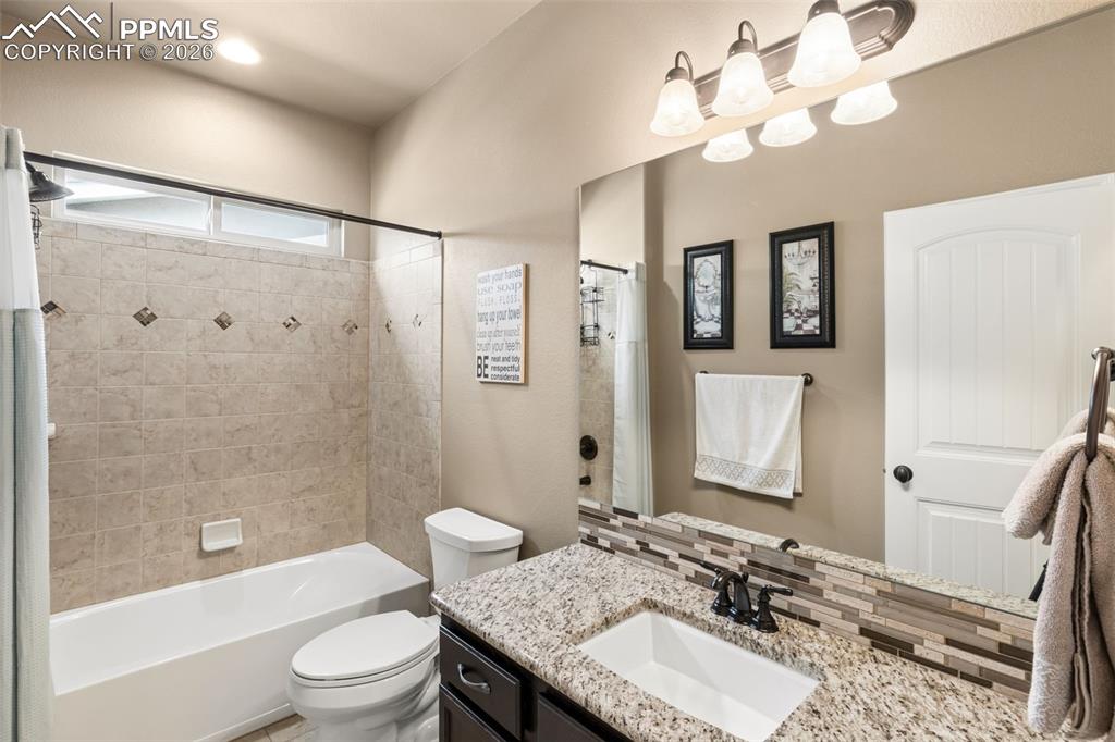 Image 21 of 49: Bathroom