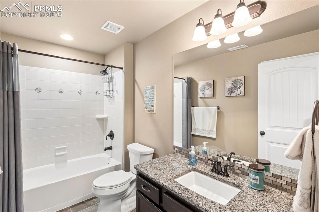 Image 31 of 49: Bathroom