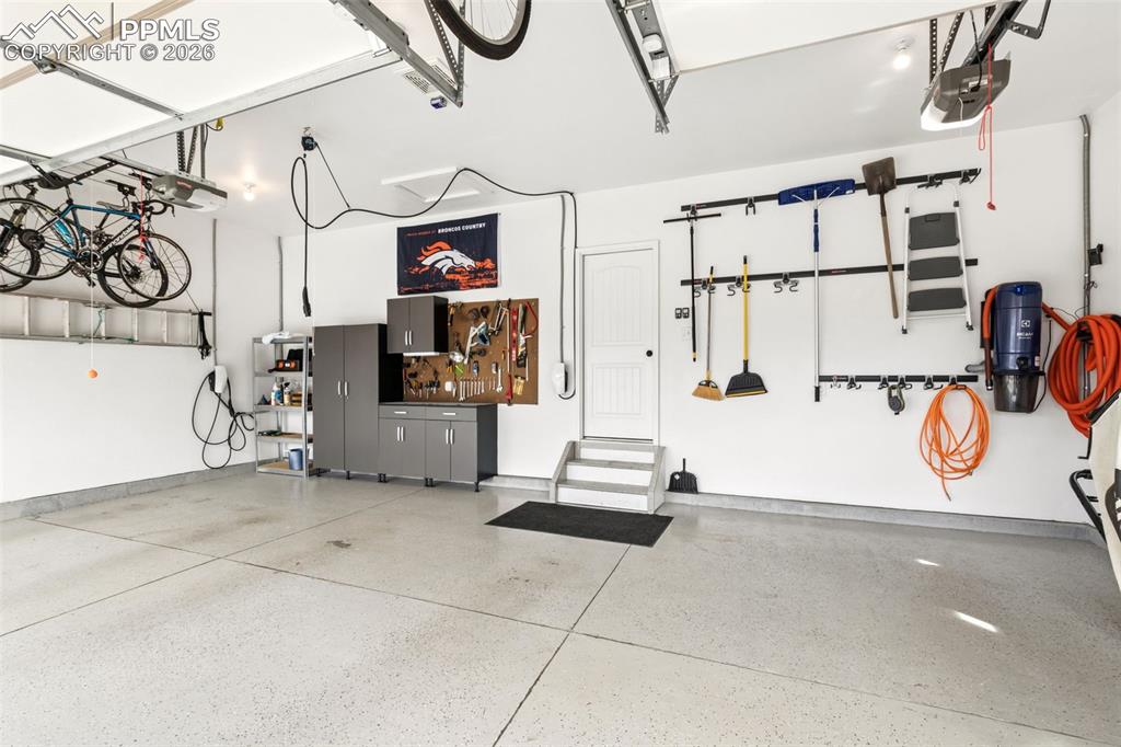 Image 42 of 49: Garage