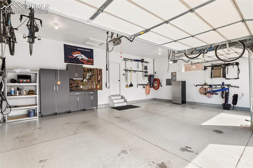 Image 43 of 49: Garage