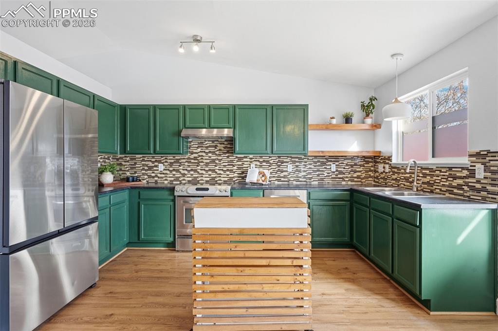 Image 10 of 50: Kitchen