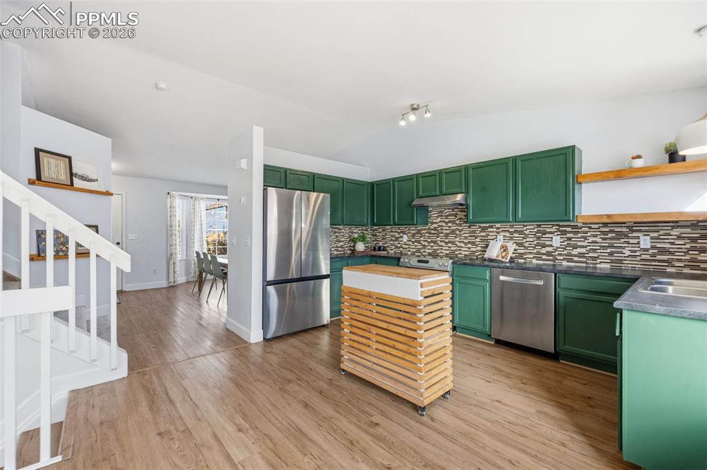 Image 11 of 50: Kitchen