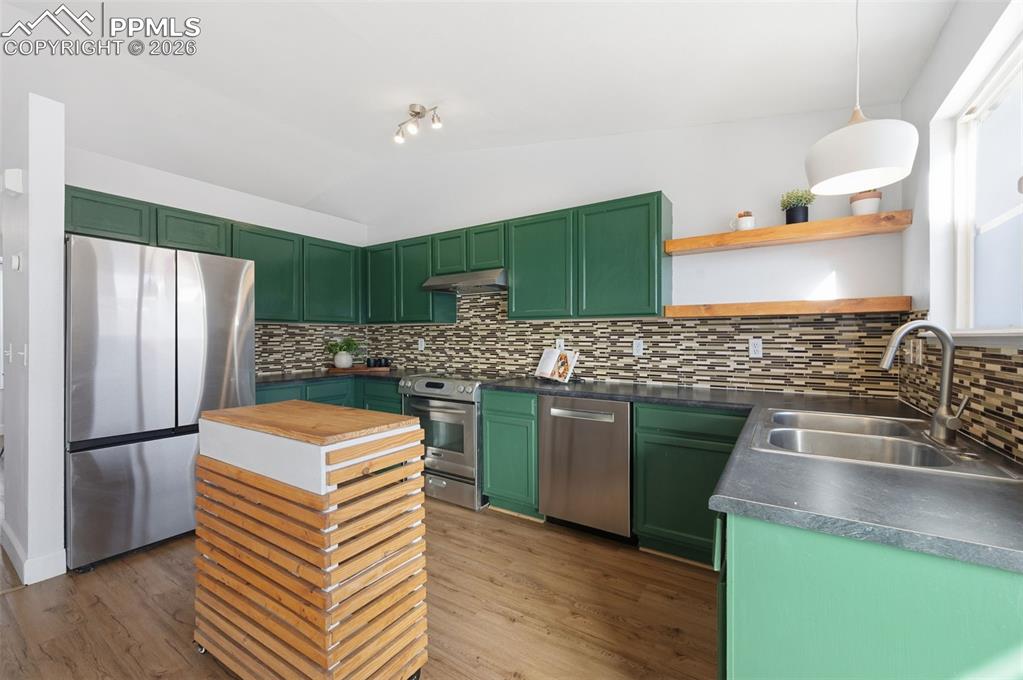 Image 12 of 50: Kitchen