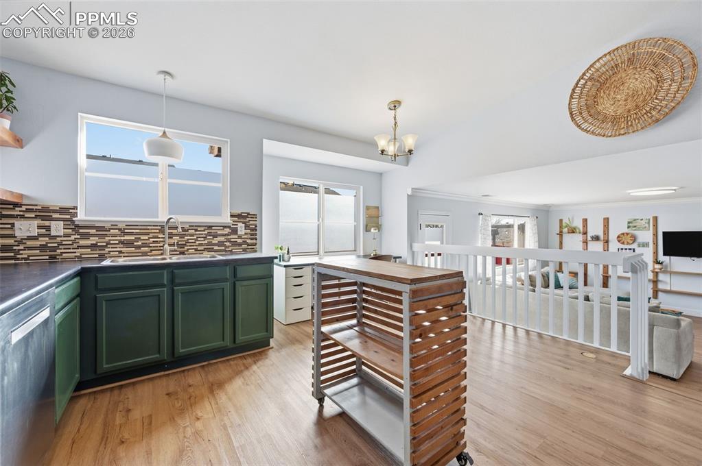 Image 13 of 50: Kitchen