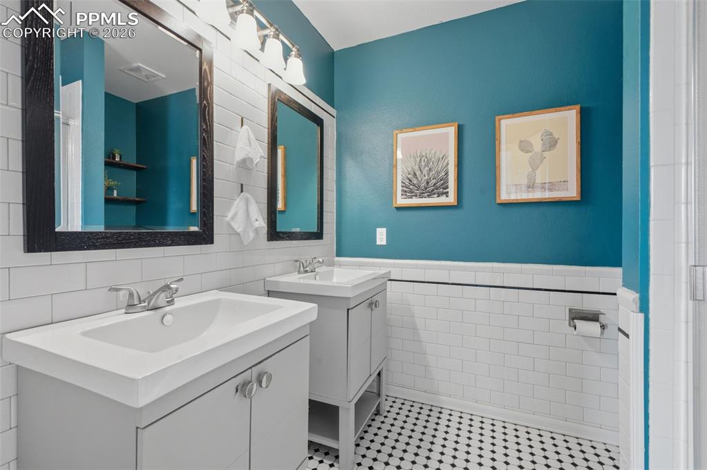 Image 24 of 50: Master Bathroom