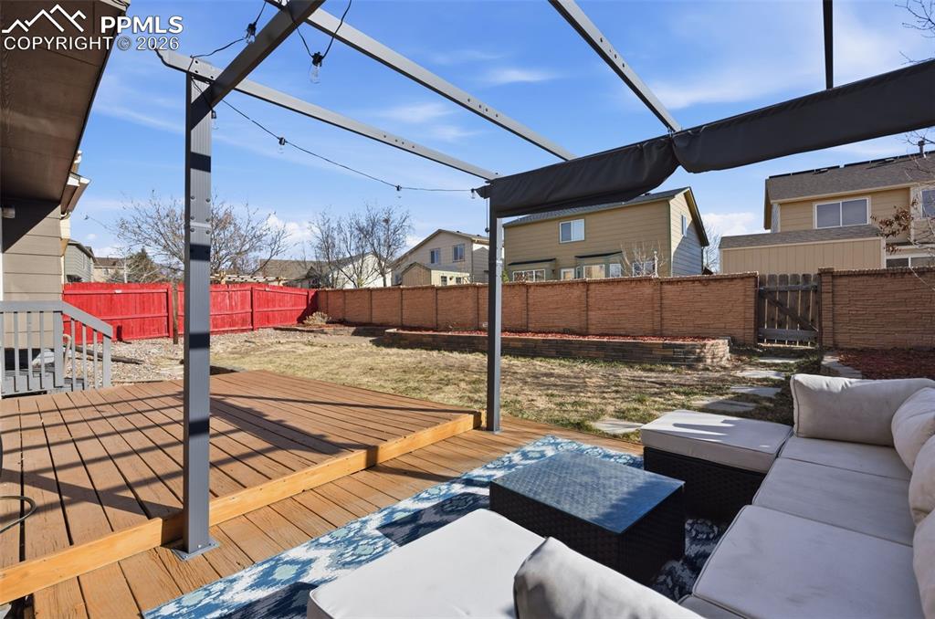 Image 40 of 50: Deck