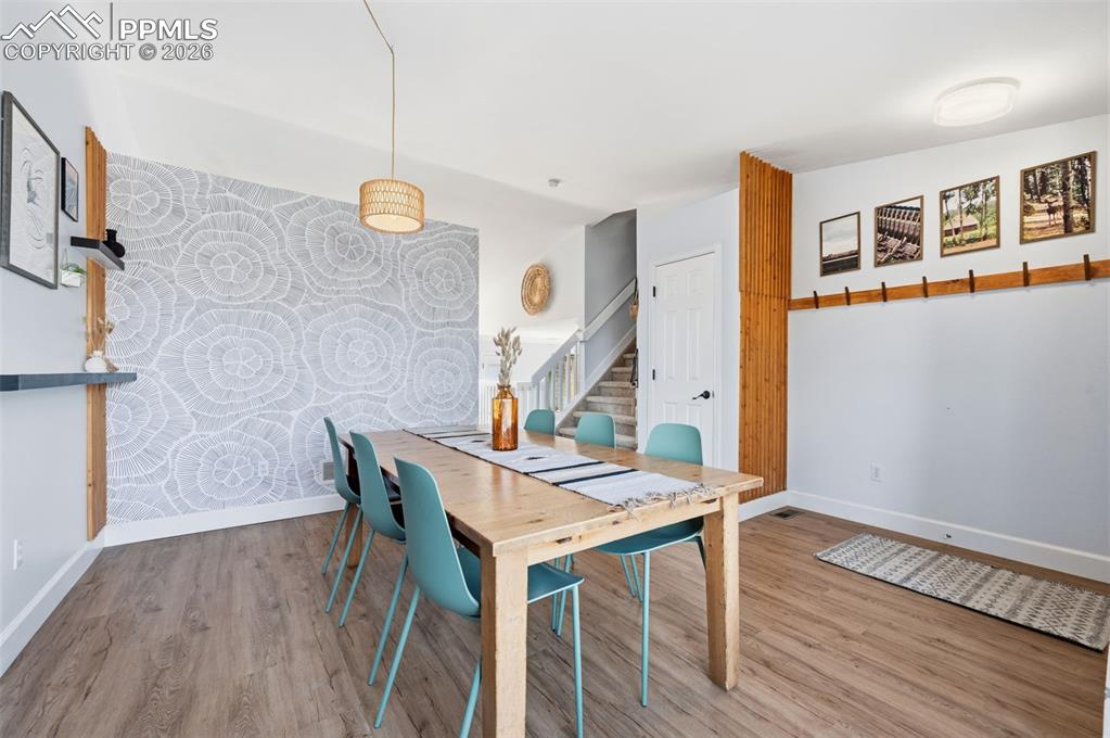 Image 6 of 50: Dining Area