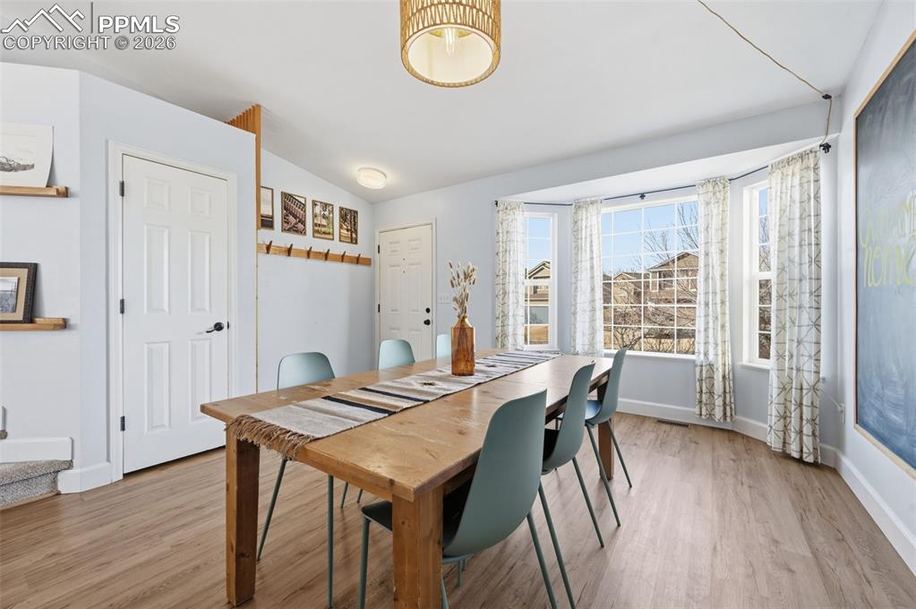 Image 7 of 50: Dining Area