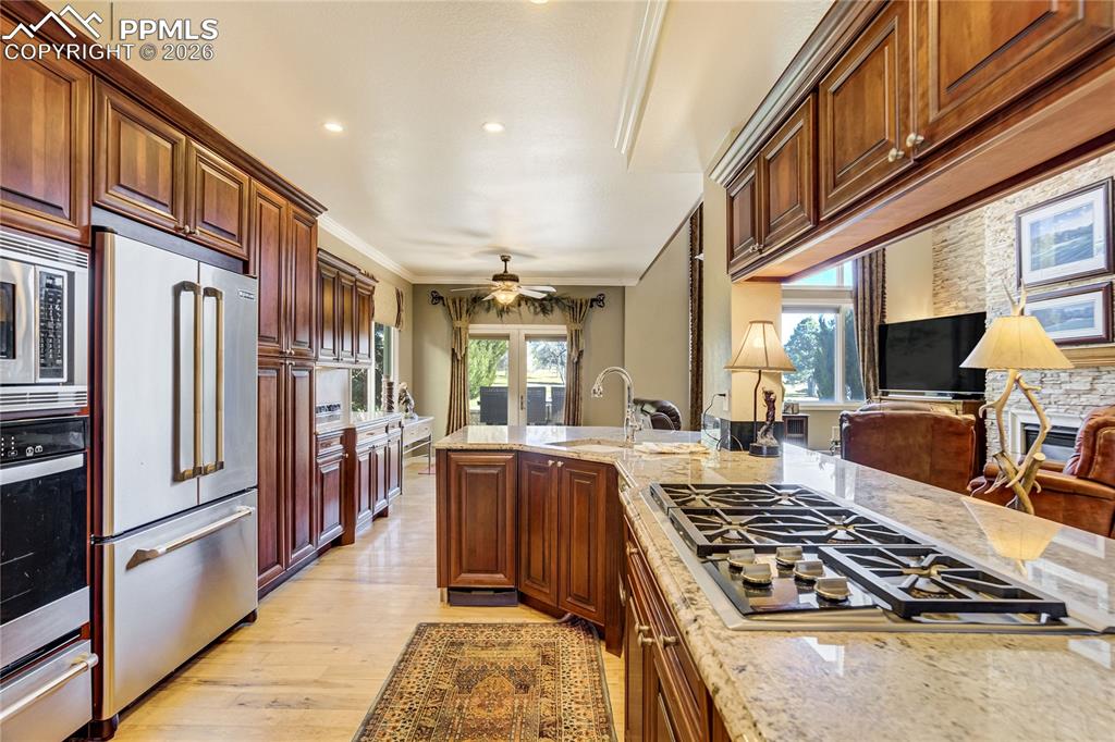 Image 10 of 49: Kitchen