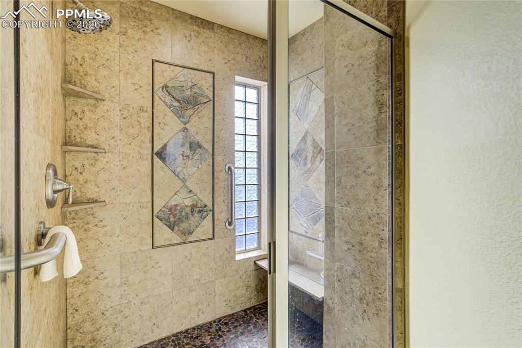 Image 33 of 49: Bathroom