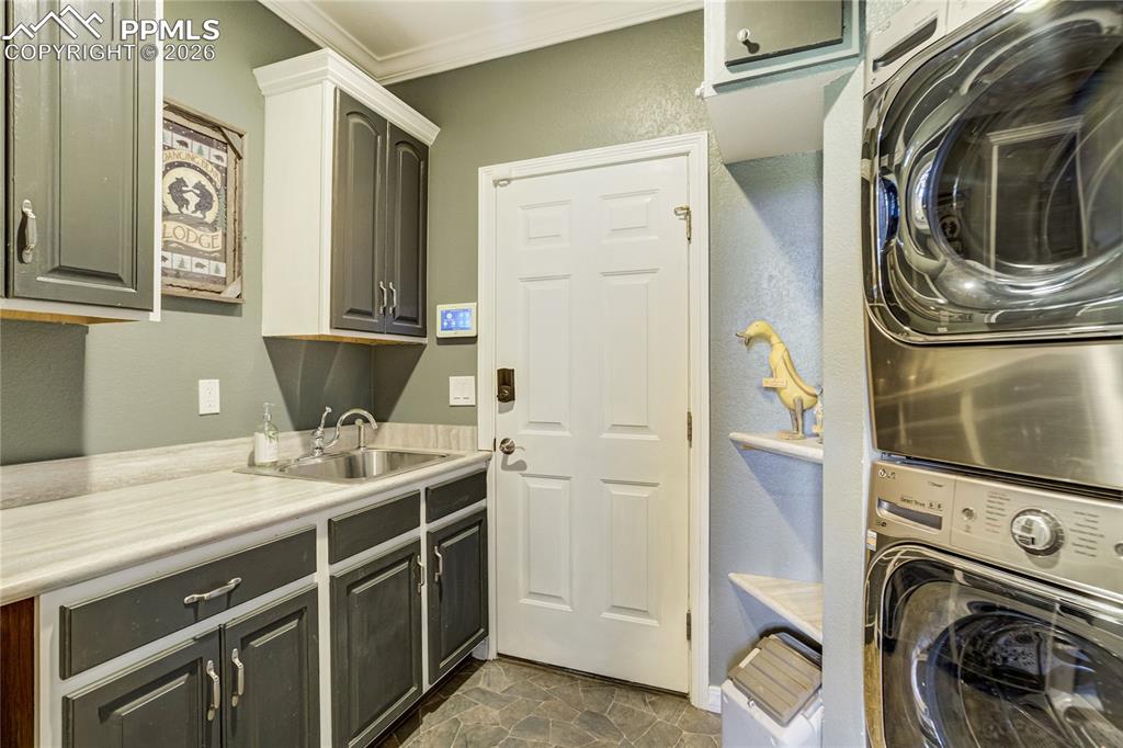 Image 39 of 49: Laundry