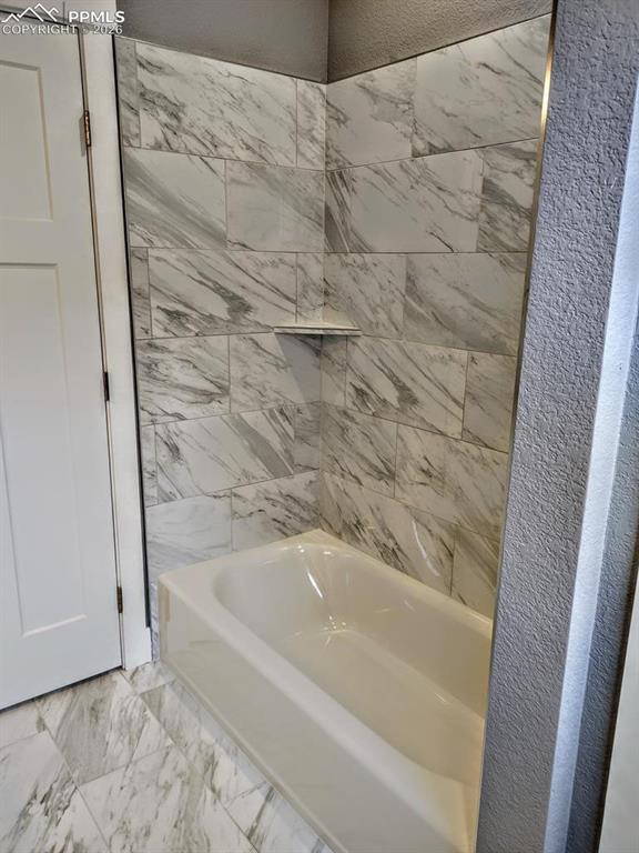 Image 23 of 29: Bathroom