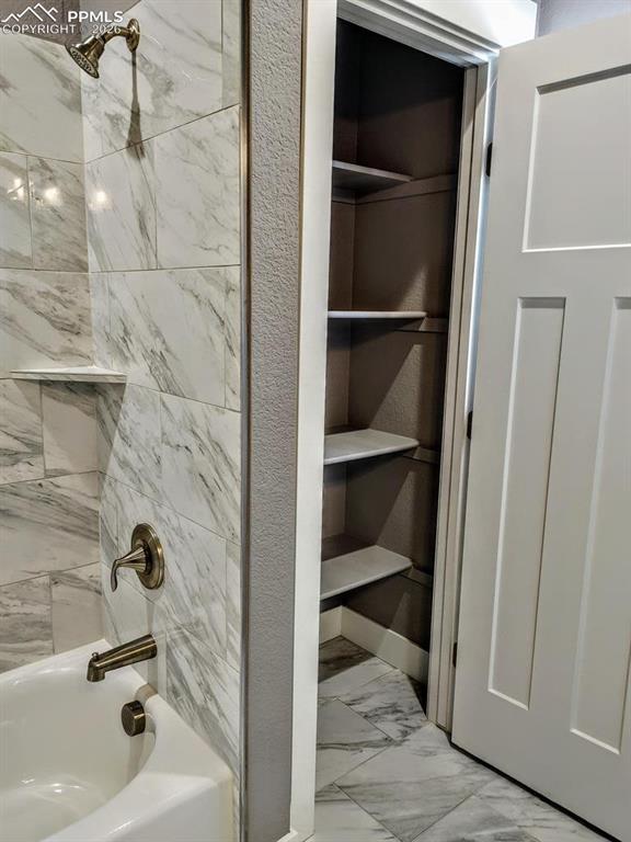 Image 25 of 29: Bathroom