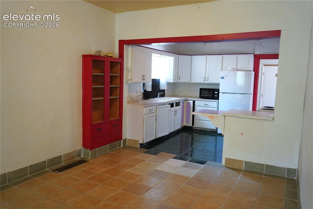 Image 5 of 19: Kitchen