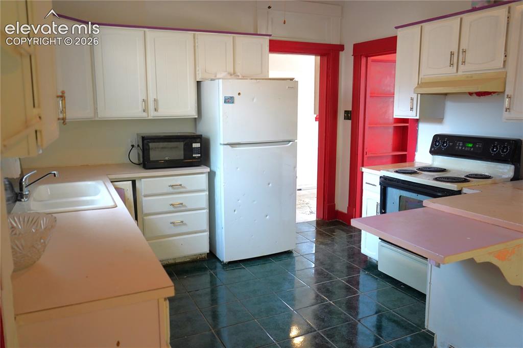 Image 7 of 19: Kitchen
