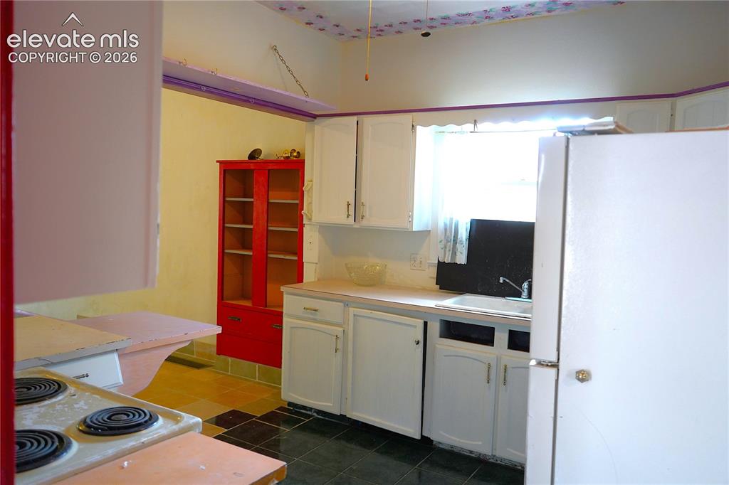 Image 8 of 19: Kitchen