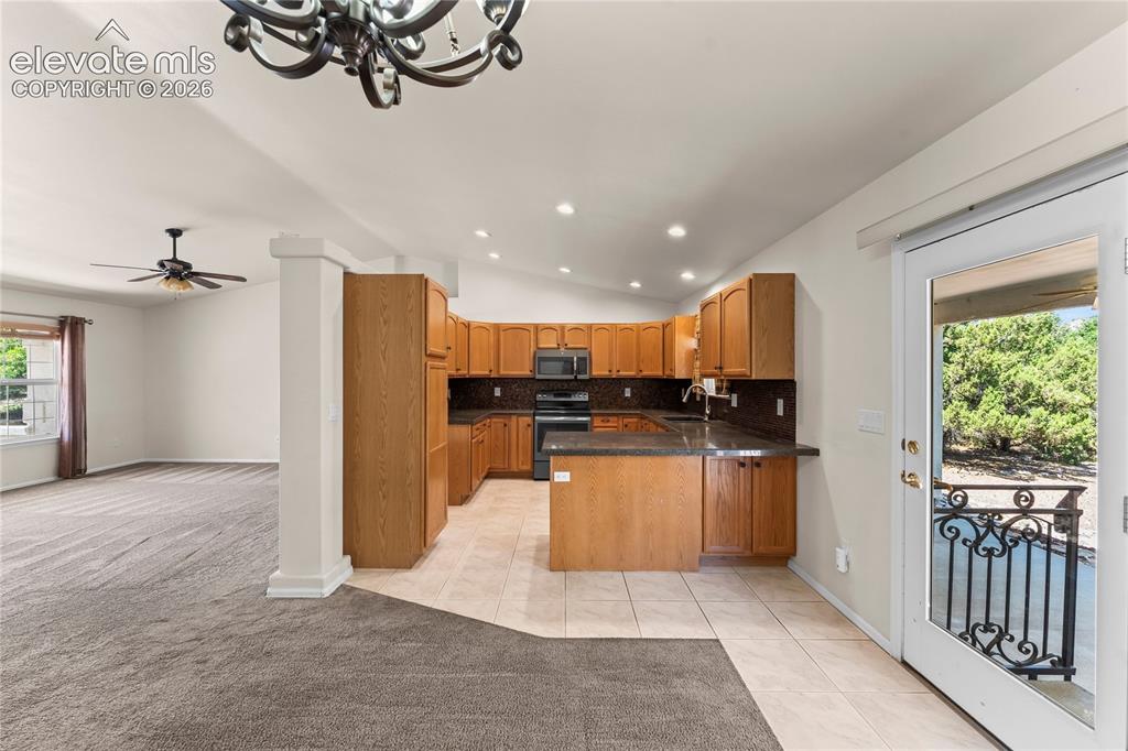 Image 10 of 50: Kitchen