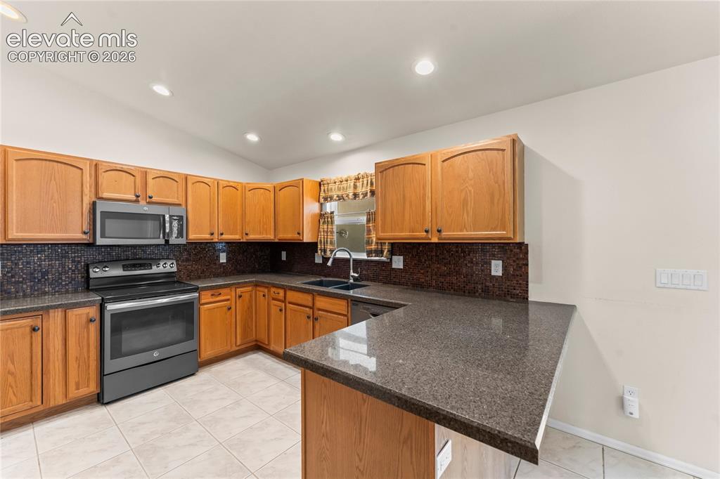 Image 11 of 50: Kitchen