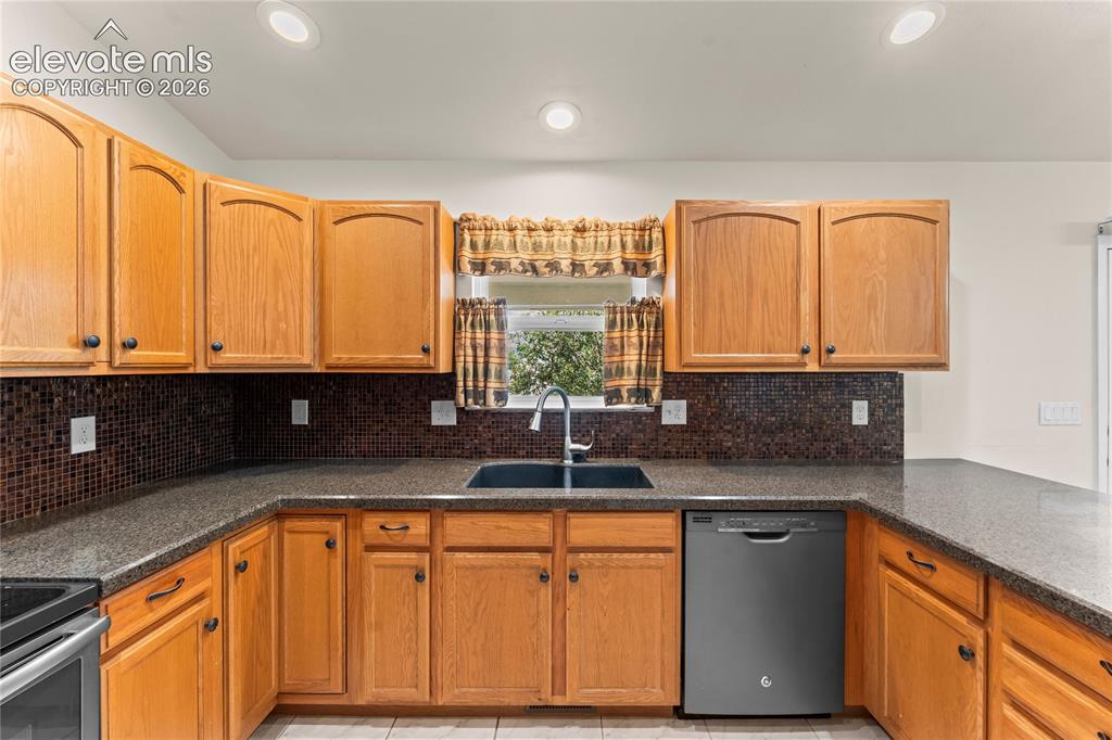 Image 12 of 50: Kitchen