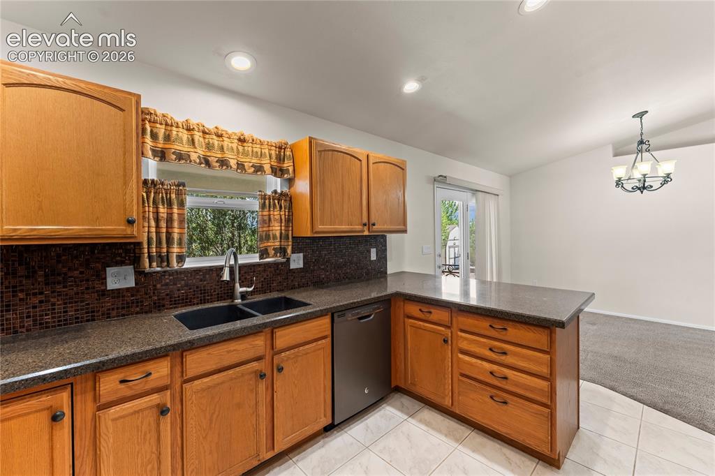 Image 13 of 50: Kitchen