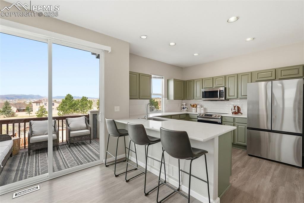 Image 13 of 50: Kitchen