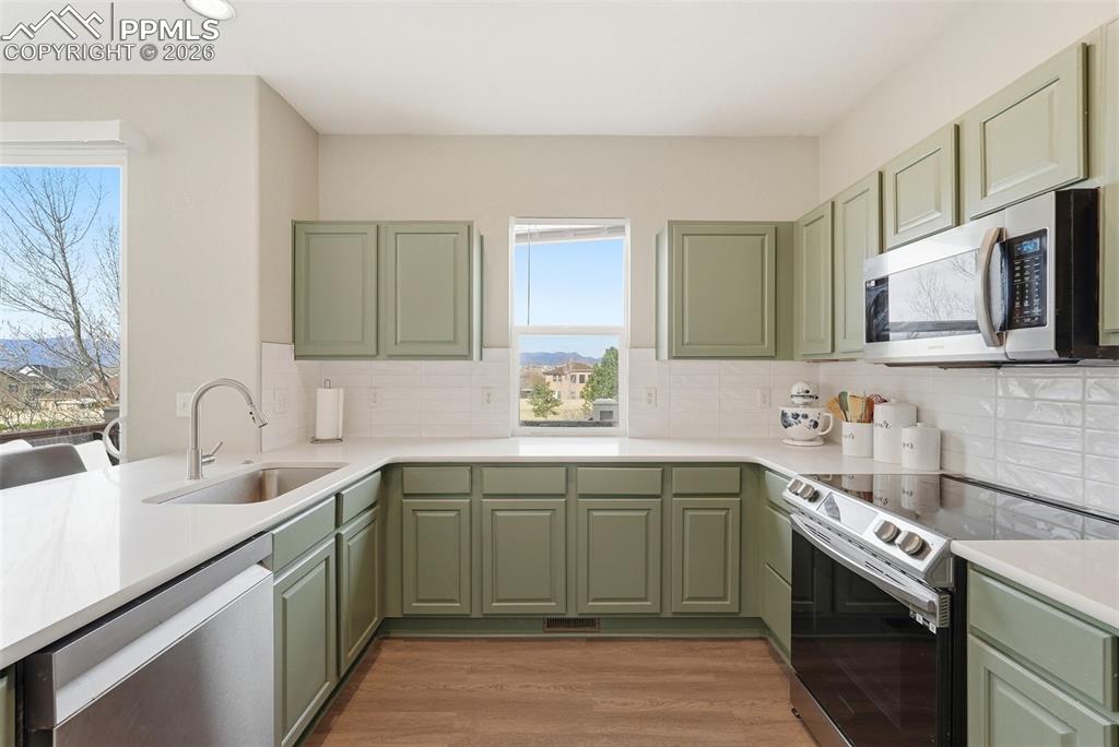 Image 14 of 50: Kitchen