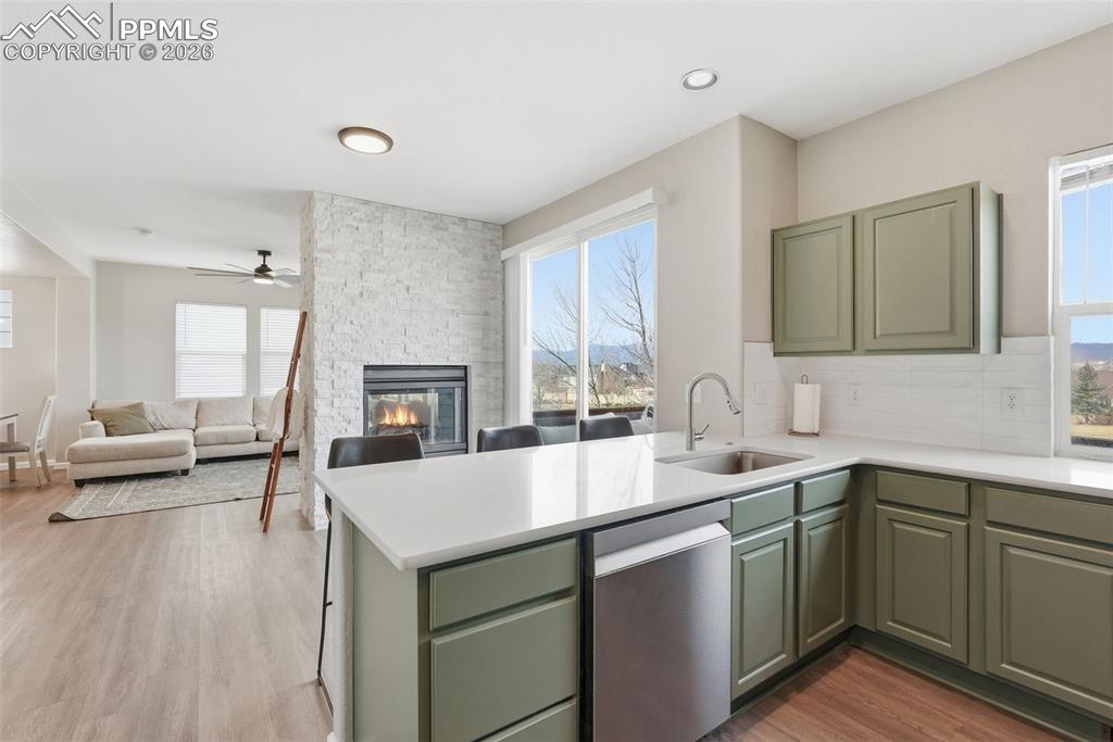 Image 15 of 50: Kitchen