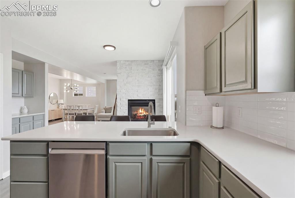 Image 17 of 50: Kitchen