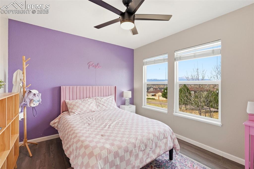 Image 21 of 50: Bedroom