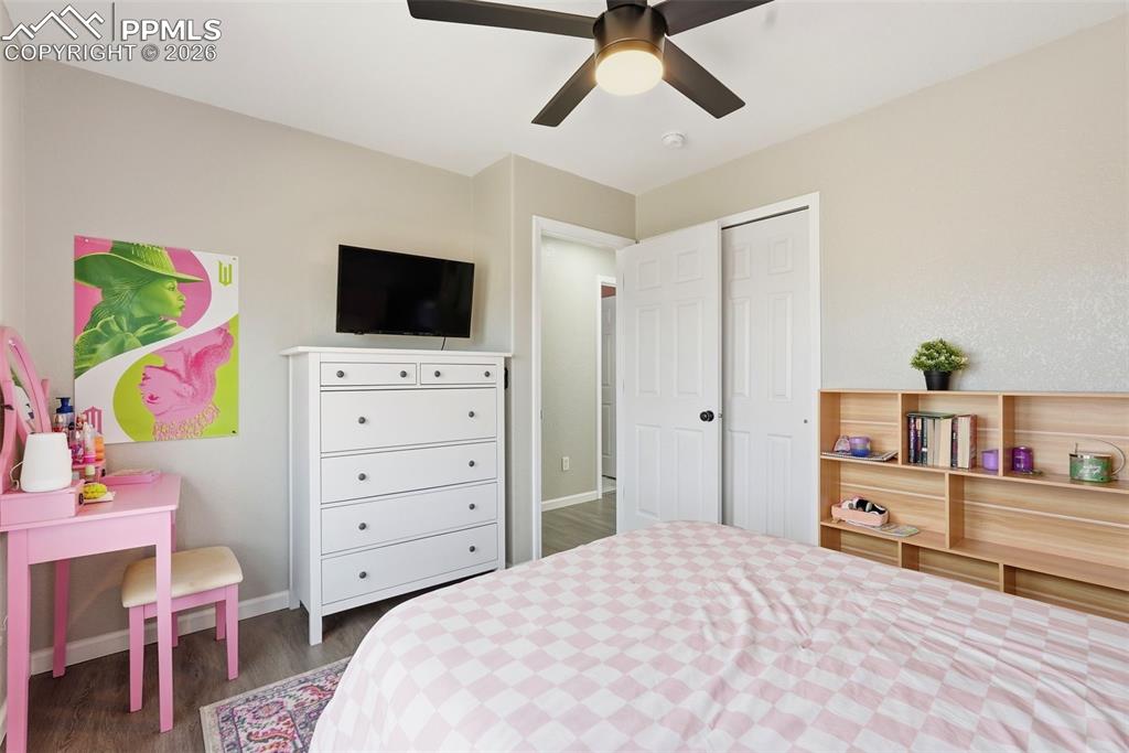 Image 22 of 50: Bedroom