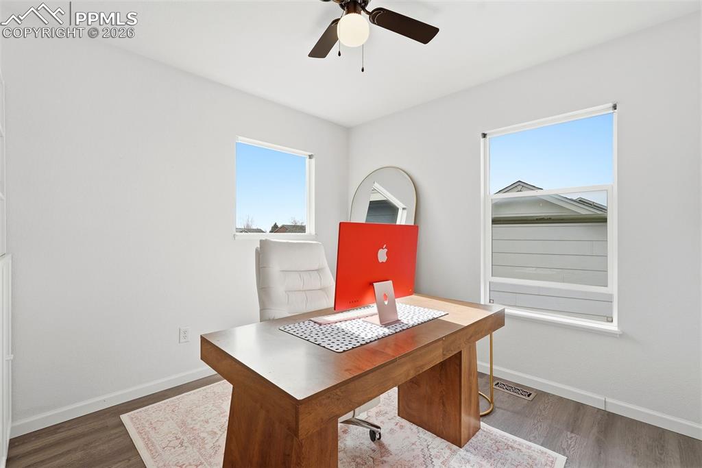 Image 23 of 50: Office