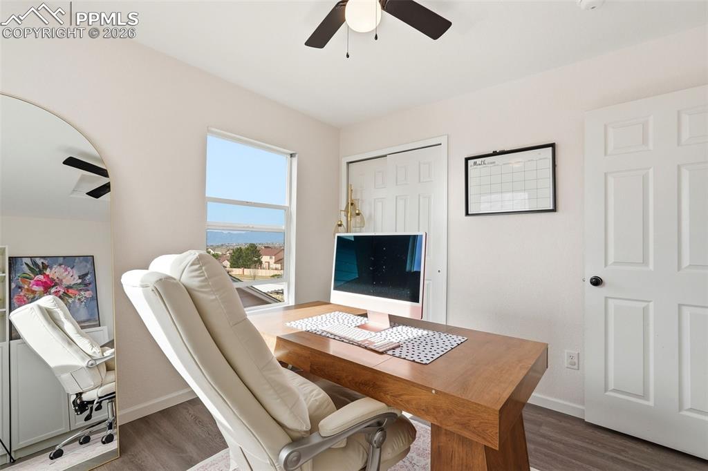 Image 24 of 50: Office