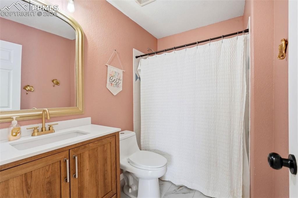 Image 25 of 50: Bathroom