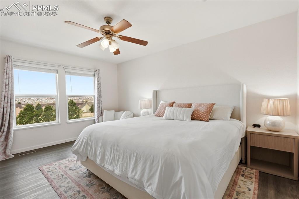 Image 29 of 50: Bedroom