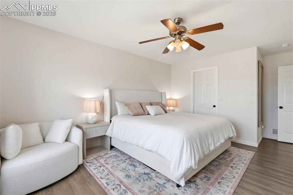 Image 30 of 50: Bedroom