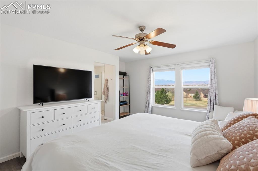 Image 31 of 50: Bedroom