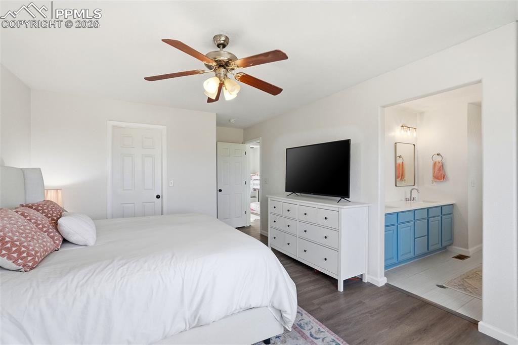 Image 33 of 50: Bedroom