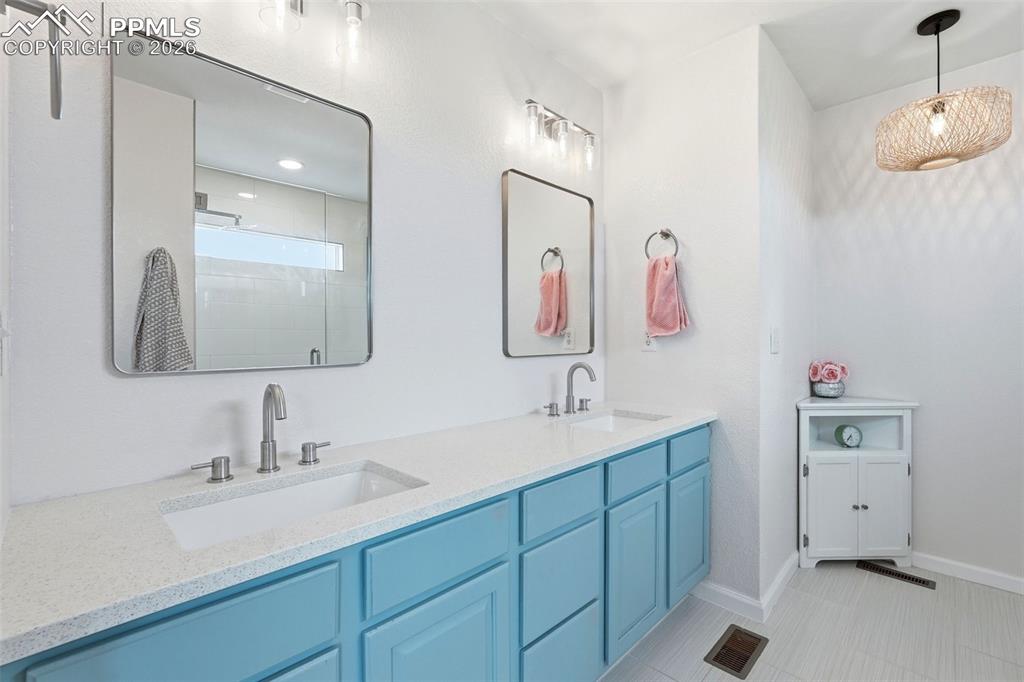 Image 34 of 50: Bathroom