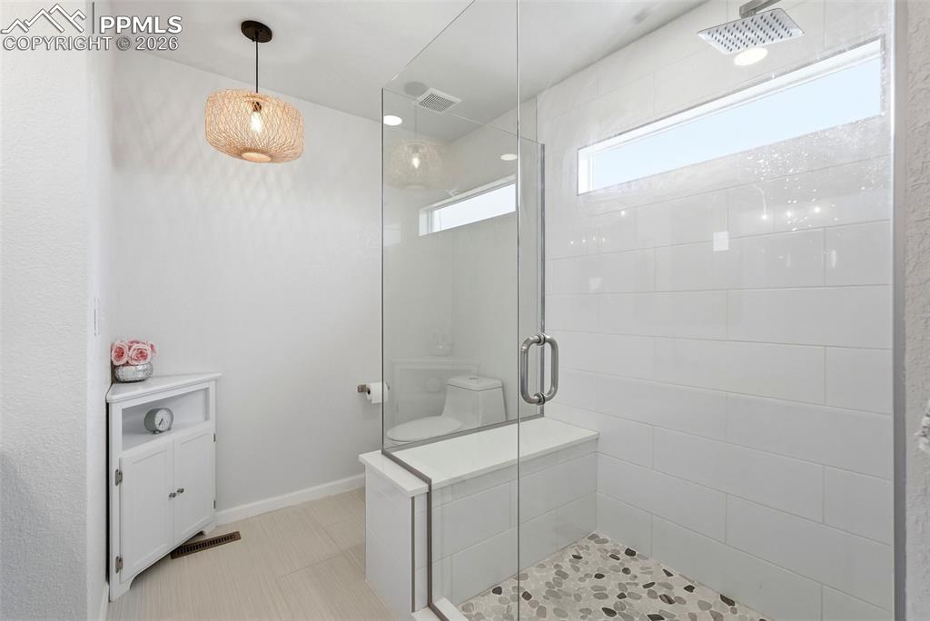 Image 35 of 50: Bathroom