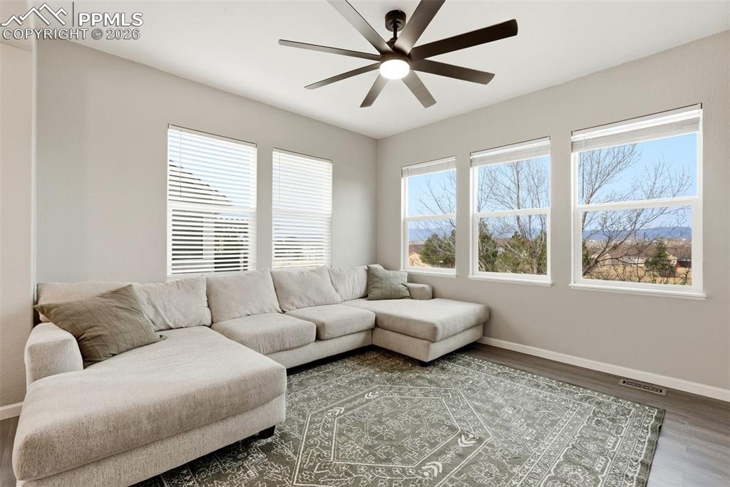 Image 7 of 50: Living Room