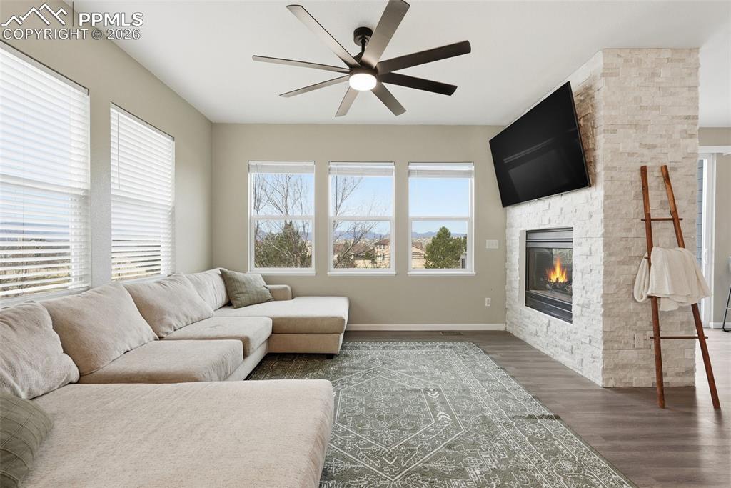 Image 8 of 50: Living Room