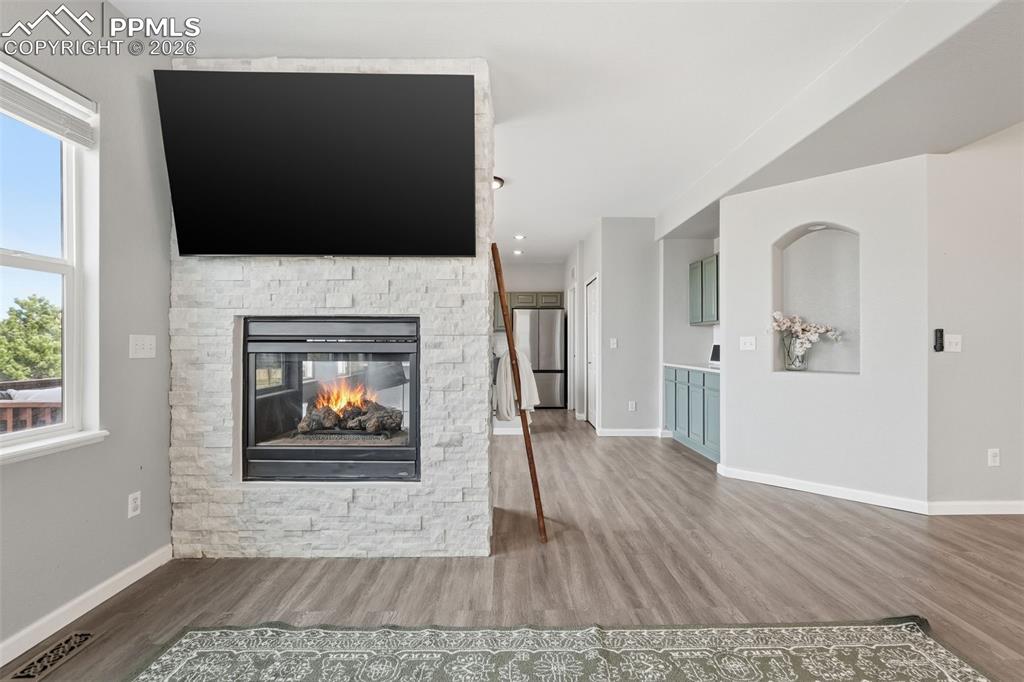 Image 9 of 50: Living Room