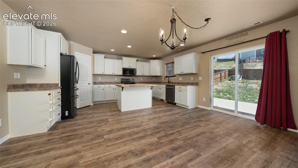 Image 7 of 29: Kitchen